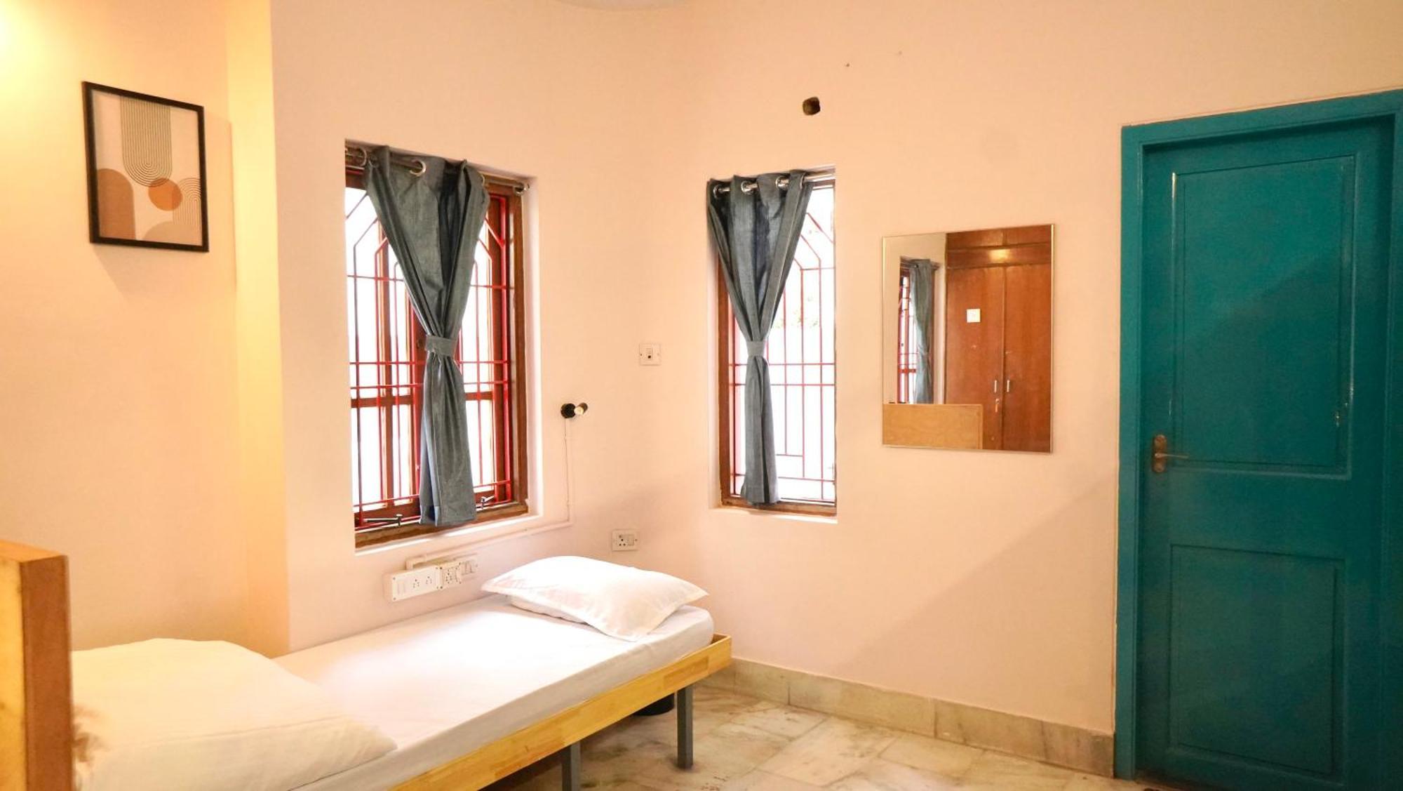Roambay - Gokulam Hostel Мисор Екстериор снимка
